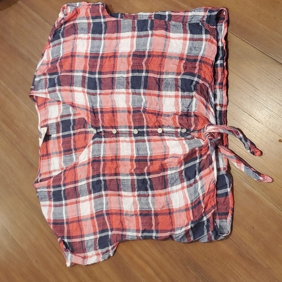 Universal Thread plaid top. - Picture 1 of 4